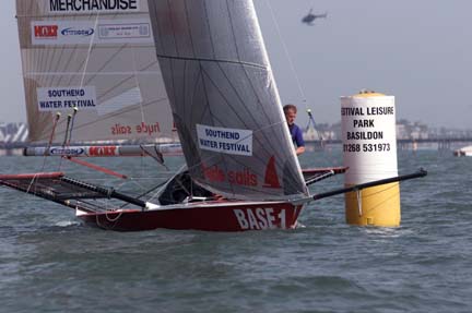 Tranquilli in boa di bolina in una regata di 18 piedi